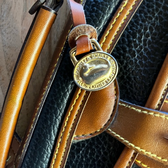 Rooney and Bourke All Weather Leather Vintage Crossbody Lockhart Purse - Picture 5 of 8